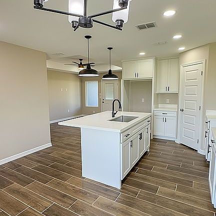 4th image of 598 Carmelita Ln
