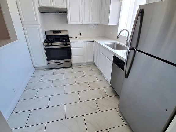 3rd image of 330 Orizaba Ave #9