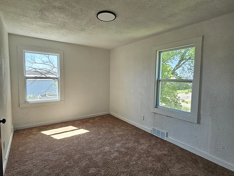 4001 E Outer Dr — Photo 11