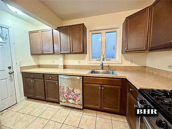 4th image of 16 Aster Ct
