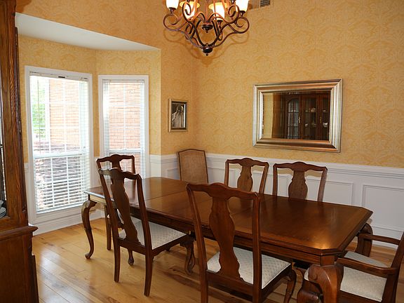 Formal Dining w Bay Window