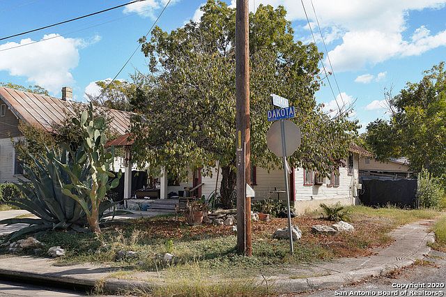 2nd image of 1002 Dakota St