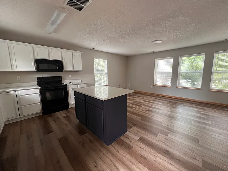 330 NE Olivewood — Photo 9