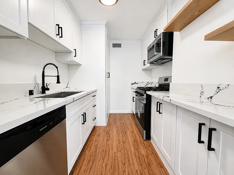 Moorpark Lofts — Photo 5
