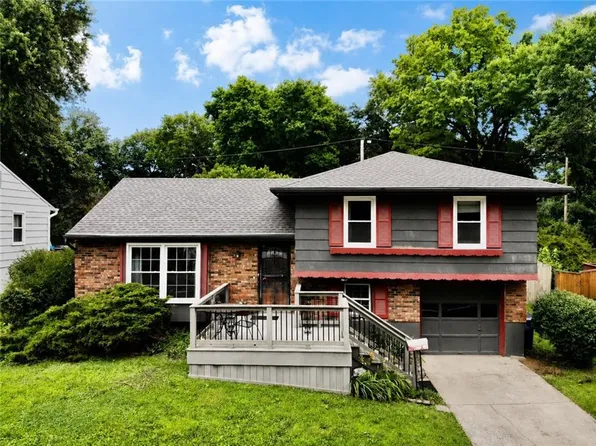 8320 E 133rd St, Grandview, MO 64030