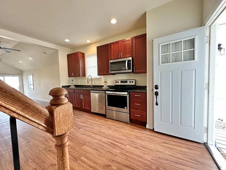 1141 Vine St — Photo 7