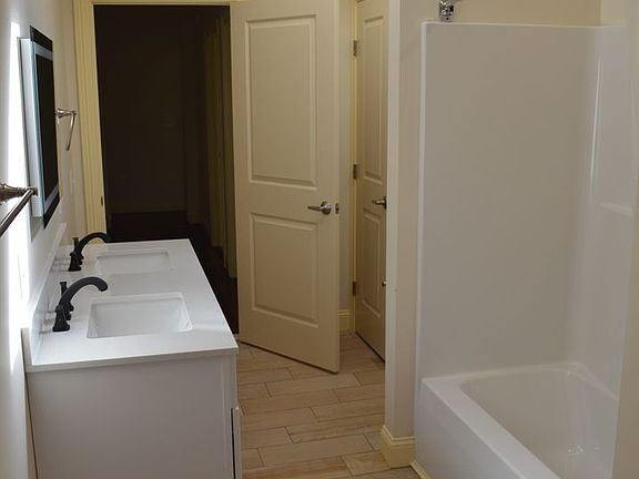 4th image of 14 Osborne St #1