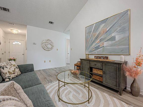3rd image of 33 Olde Cypress Cir