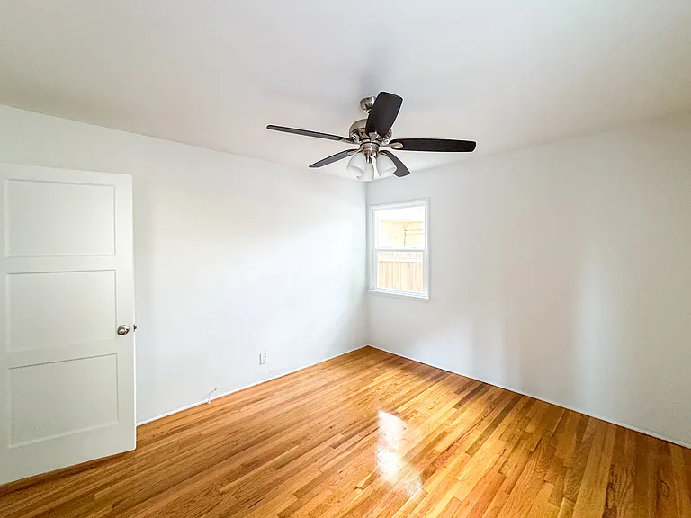 11820 Magnolia Blvd #11820 — Photo 2