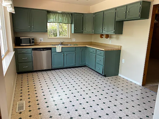 324 E Queen Way — Photo 2