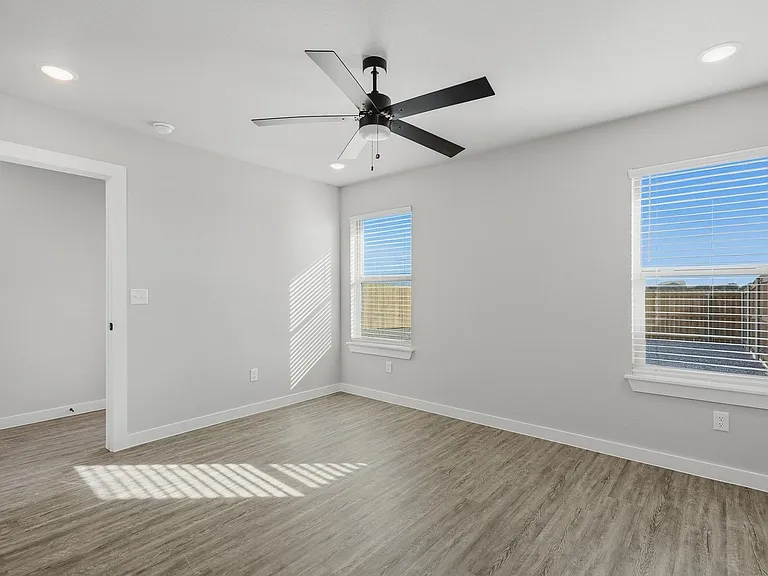 3035 Glennster St — Photo 22