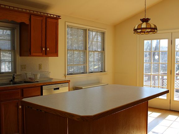 5th image of 521 Emerald Ct