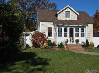 75 Pine St, Islip, NY 11751