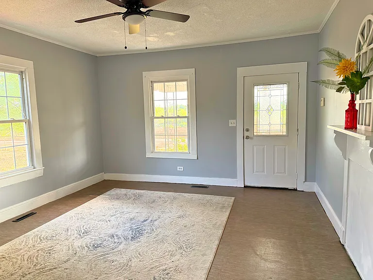 216 Lester Ave — Photo 6