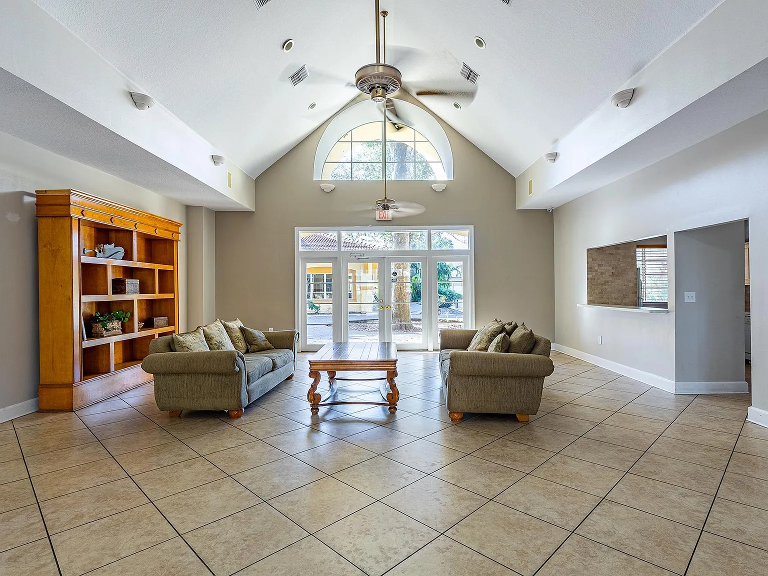 1 bed, 734 sqft, $1,350 — Photo 2