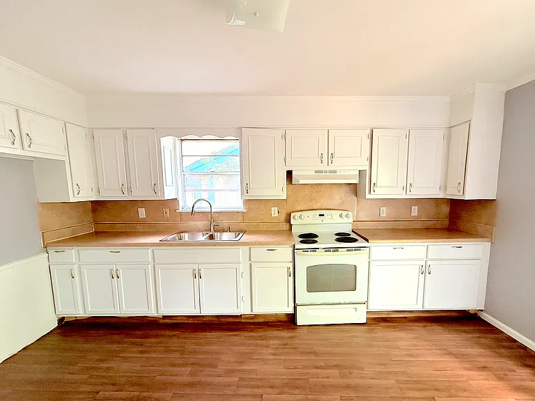 1221 Maple St — Photo 7