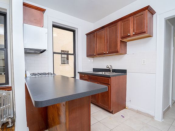 2nd image of 21-54 Crescent St #2B