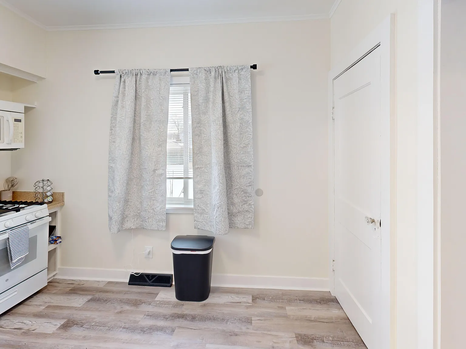 2 bed, $1,600 — Photo 4