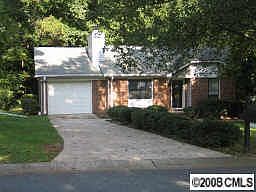 Gorgeous curb appeal !!