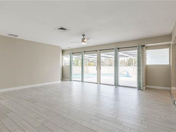 4th image of 3541 Brookline Dr