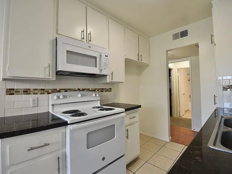 12241 Burbank Blvd — Photo 6