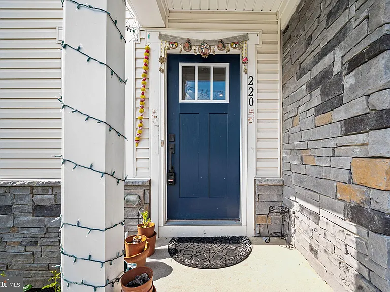 220 Chase Dr — Photo 3