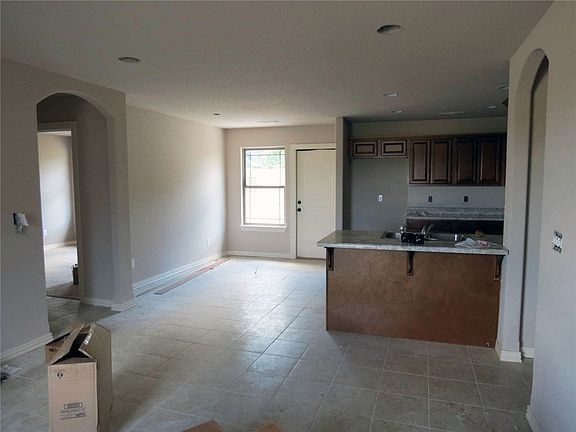 5th image of 881 Crawford Ln