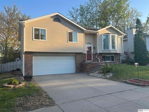 1745 Independence Cir, Lincoln, NE 68521