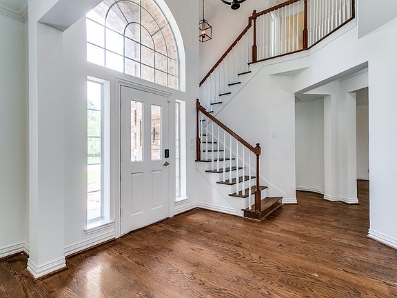 2nd image of 900 Meadow Ln