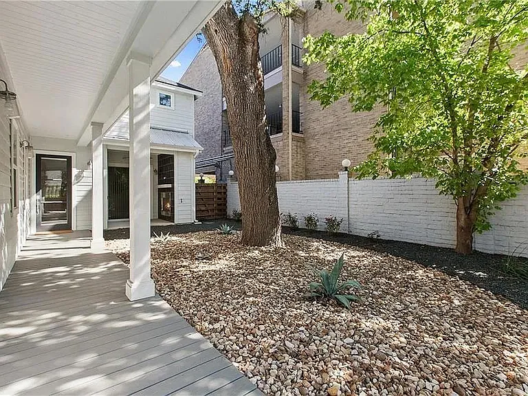 610 W 33rd St — Photo 2