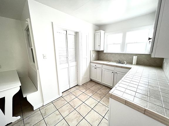 5th image of 1023 S Cabrillo Ave