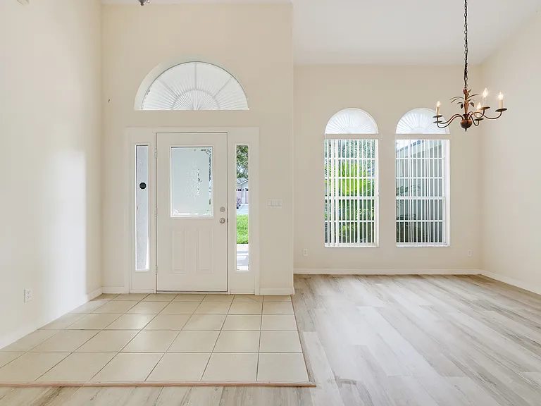 12900 Cloverdale Ln — Photo 5