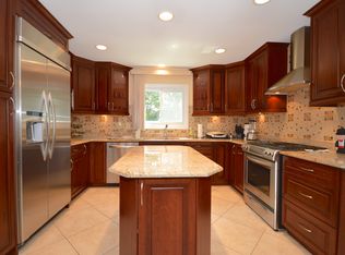 300 Blackthorn Dr, Buffalo Grove, IL 60089