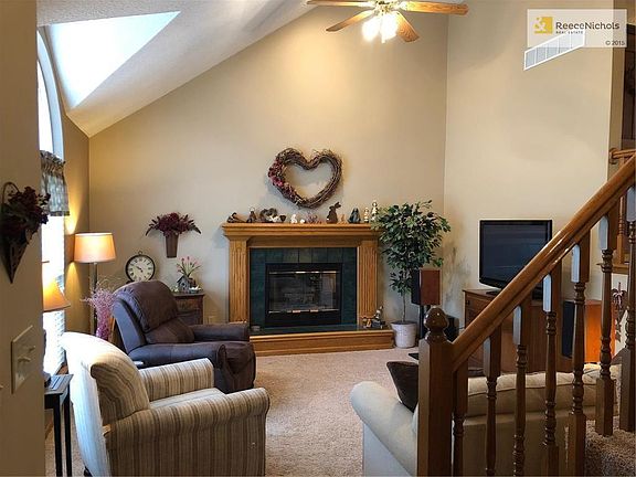Gas Start fireplace, vaulted ceilings, good lighting.