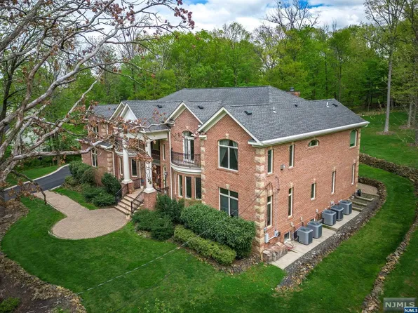 41 Mareu Dr, Watchung, NJ 07069