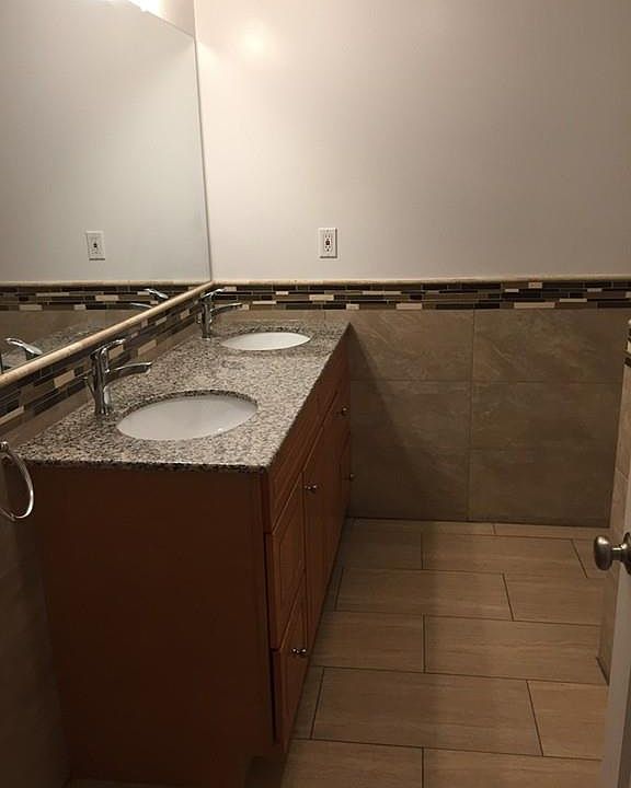 2nd image of 716 E 6th St #2