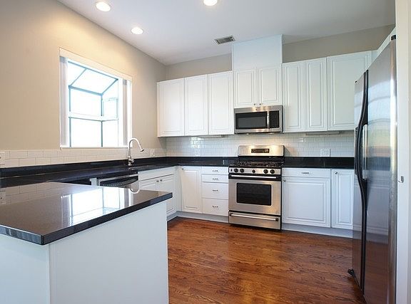 4th image of 2501 N Wayne Ave APT 16