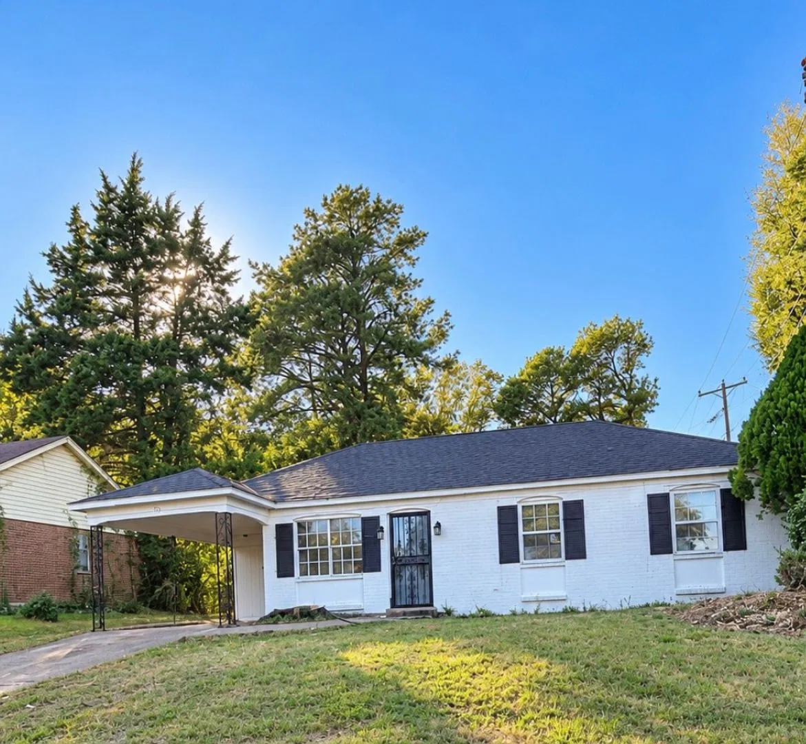 Newly Renovated Brick Home in Parkway Village — Photo 1