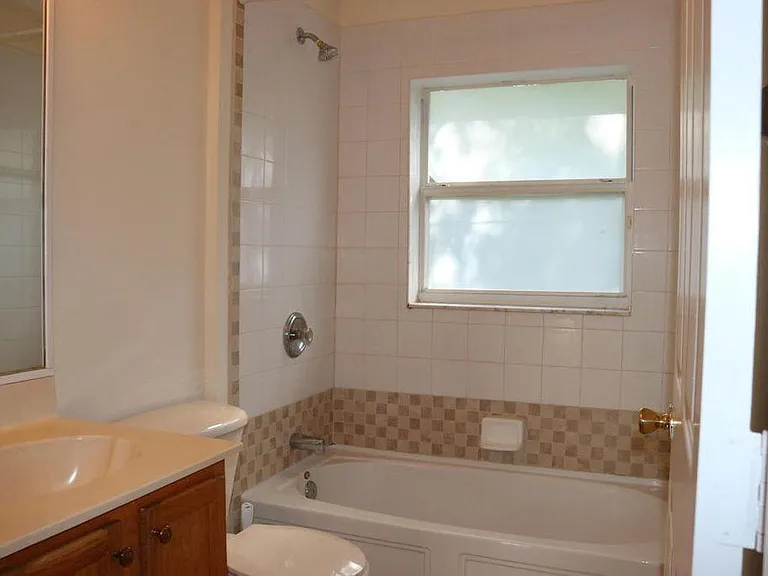 1225 SW Fountain Ave — Photo 5