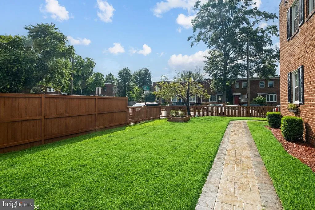 3 bed, 1.5 bath, 1024 sqft, $3,300 — Photo 4