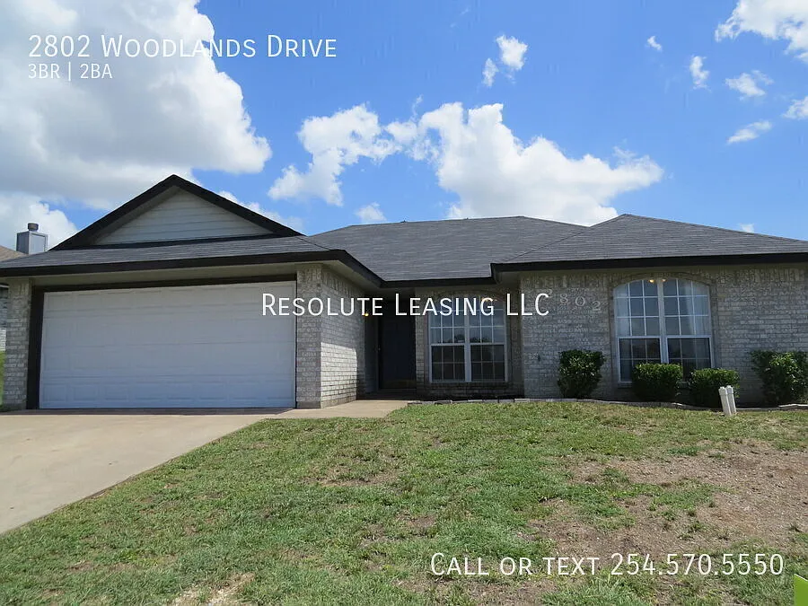 Comfort and Convenience Await at 2802 Woodlands Dr. — Photo 1