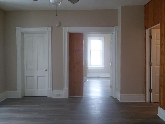 5th image of 915 W Ave S