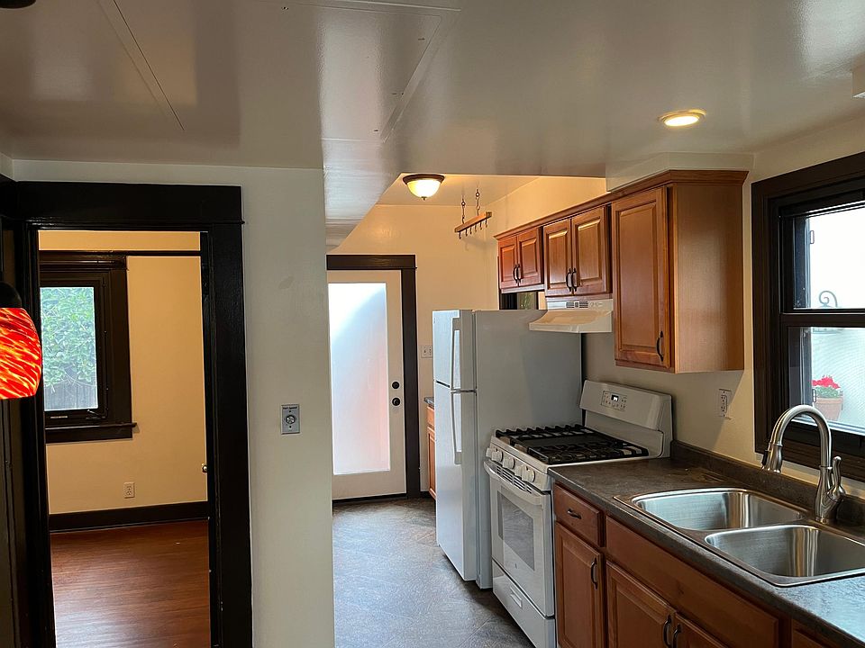 1st image of 140 Hawthorn St