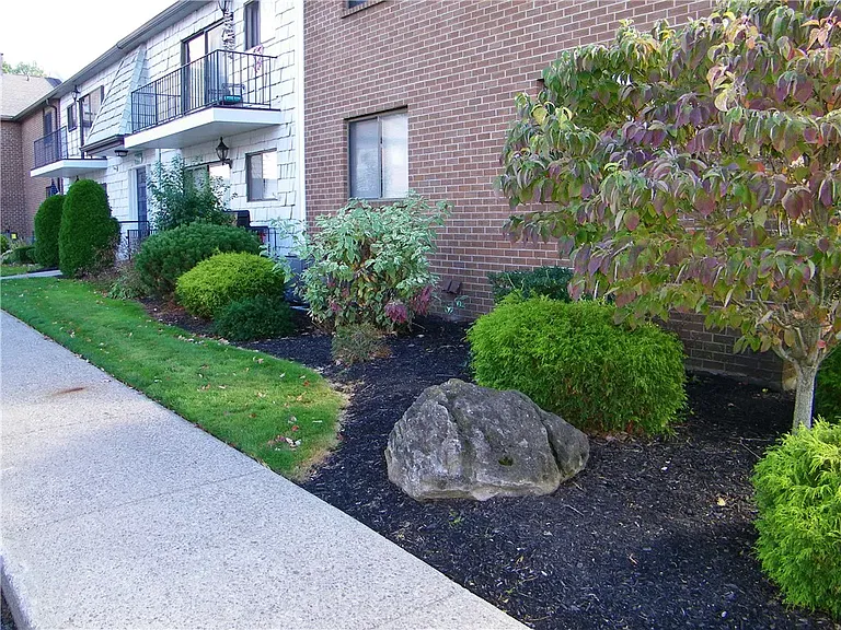 20-4 Great Wood Ct — Photo 3
