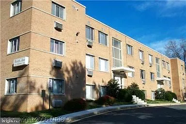 2059 N Woodstock St #306 Photo 1