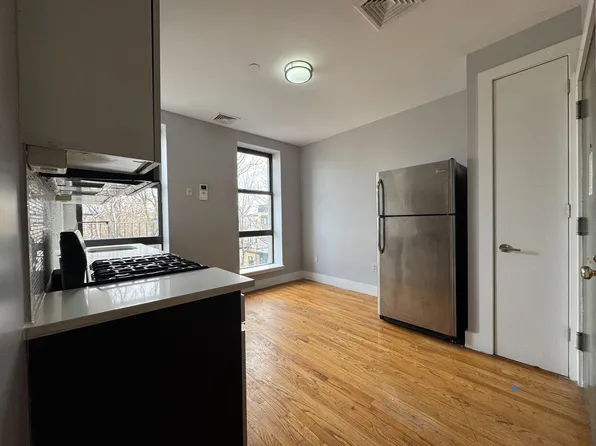 365 Tompkins Avenue image 8 of 17