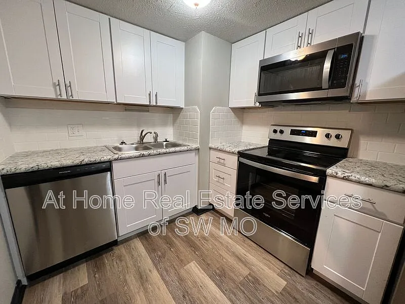 1242 E Cherry St #101