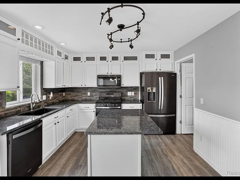 5001 Meadow Crest Cir — Photo 13
