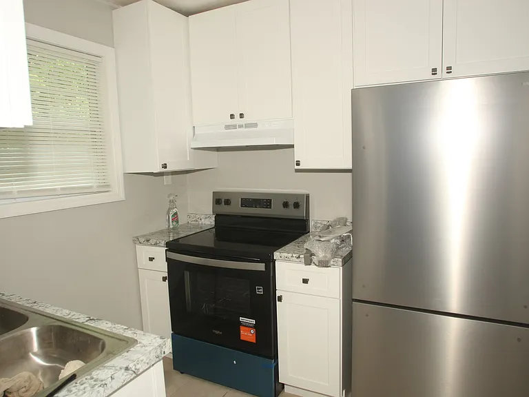 352 Longwood St — Photo 11