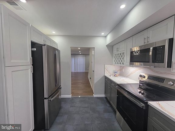 5th image of 127 Hampstead Dr #127